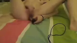 Тощая сука Ateen4fun развлекается с вибратором