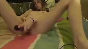 Тощая сука Ateen4fun развлекается с вибратором