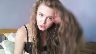 Юная телка Curious_katie дрочит пизду вибратором