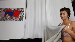 Знойная девка Candyhips трахает обе щелки