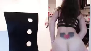 Горячая сучка Valeryandconyxx показывает сиськи