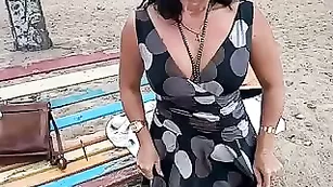 Зрелая дамочка hotolgaxxx шалит на пляже