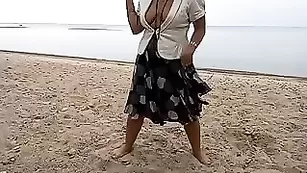 Зрелая дамочка hotolgaxxx шалит на пляже