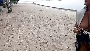 Зрелая дамочка hotolgaxxx шалит на пляже