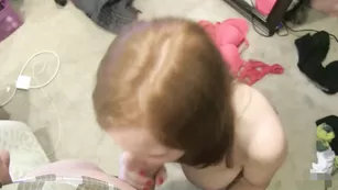 Рыжая сучка Justalittlebitt отсасывает хуй