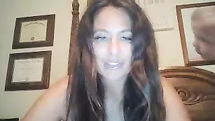 Смазливая блудница Curvymodelmilf мастурбирует киску
