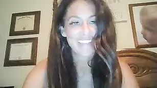 Смазливая блудница Curvymodelmilf мастурбирует киску