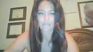 Смазливая блудница Curvymodelmilf мастурбирует киску