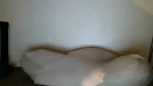 Симпатичная малышка Beryl18 мастурбирует пизду