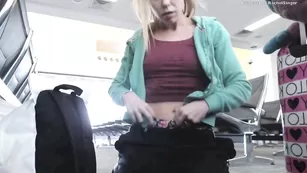 Милая курва RachelSinger дрочит пизду на людях