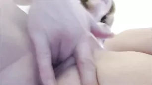 Телочка MissKaysie дрочит пизду и кончает