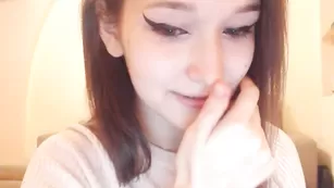 Телочка в чулках Ellieleen мастурбирует пизду