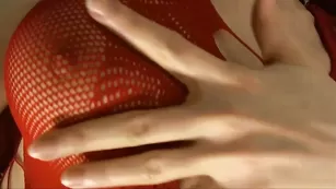 Изящная самка GoddessZoey развлекается с игрушками