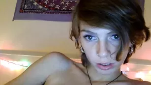 Похотливая сучка Yungkaleplant ласкает пилотку