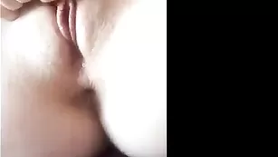 Строптивая Sophie ласкает свою киску