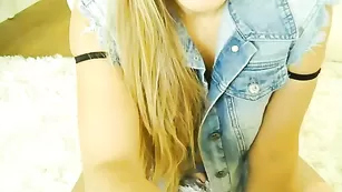 Блондиночка aylinn28 шалит с секс игрушкой