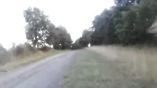 Шикарная детка chiennette дрочит пизду на природе