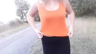 Шикарная детка chiennette дрочит пизду на природе