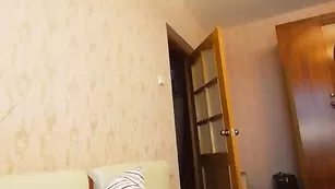 Рыжая бабенка Sweetvalery трахает пизденку