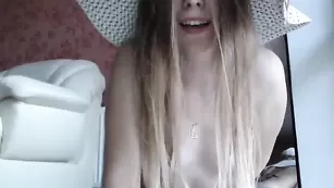 Сочная малышка CutieLy ласкает пизденку