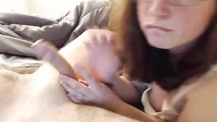 Пылкая стерва Lmariek отсасывает хуй