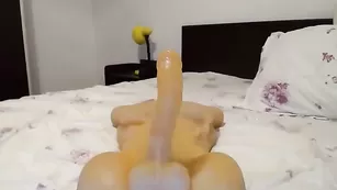 Сисястая блудница Elyblack ебется с секс игрушками