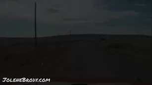 Сексуальная краля JoleneBrody дрочит пизду на машине