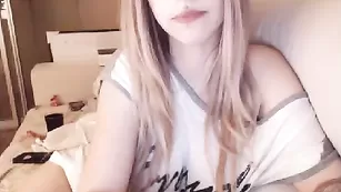 Красивая малая sweetchillli мастурбирует пизду