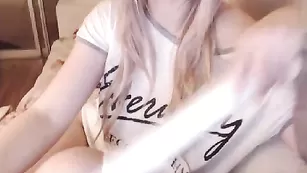 Красивая малая sweetchillli мастурбирует пизду