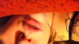 Знойная курва Brittenybaby любит сосать хуй