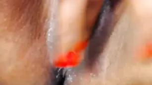 Черноволосая леди Tinafay мастурбирует пизденку