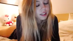 Милая блондинка Allissonhotbb трахает письку