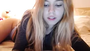 Милая блондинка Allissonhotbb трахает письку