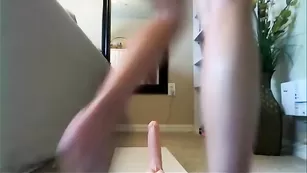 Грудастая стерва Skye_Evans скачет на фаллосе