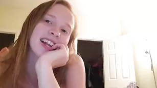 Рыжая соска Kwballerina ласкает клитор