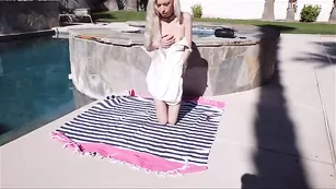 Блонда Khaleesikatласкает пизду у бассейна