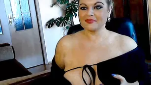 Зрелая самка Bella999 не спешит раздеваться