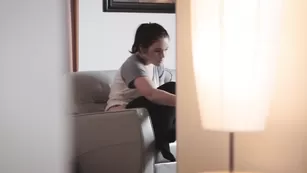 Стройная малышка Emilylynne дрочит за дверью