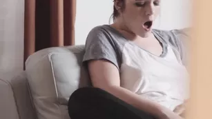 Стройная малышка Emilylynne дрочит за дверью