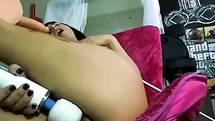 Брюнетка MandyMetal лижет дилдо и дрочит пизду