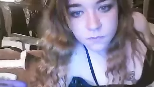 Курва с татуировками Inkedandready93 мастурбирует пизду