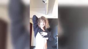 Кудряшка Lakota теребит сосочки