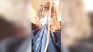 Кудряшка Lakota теребит сосочки