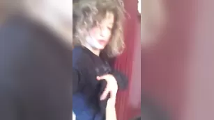 Кудряшка Lakota теребит сосочки