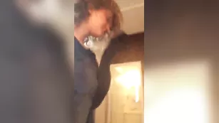 Кудряшка Lakota теребит сосочки