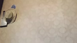 Пышногрудая Hello_x_pussy трахает киску фаллосом