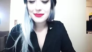 Милая модель Laila_Love ласкает сиськи