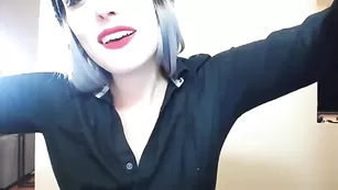 Милая модель Laila_Love ласкает сиськи
