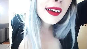 Милая модель Laila_Love ласкает сиськи