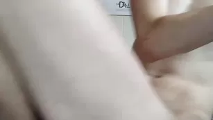 Красивая малышка Kosherpussy ебет очко пальчиком